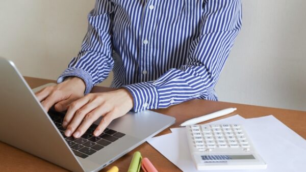 青色申告は難しくない！白色申告との違いから最大65万円控除のメリットまで徹底解説