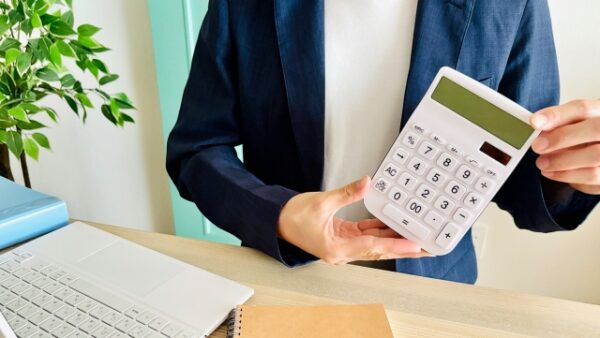 【クリエイター向け】映画代は経費として落とせる？条件と計上する際のポイント