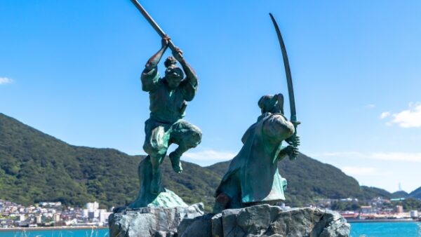 マイクロ法人と個人事業主の二刀流は最強？クリエイター向け節税メリットと注意点を徹底解説