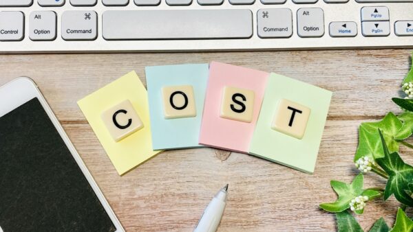 「経費で落とす」とは？個人事業主が知っておくべき意味とメリット、落とせるものの基準を解説
