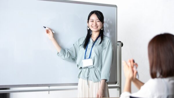 【個人事業主】セミナー受講料・スクール代の勘定科目は？経費にできる条件と仕訳を解説