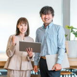 漫画家のアシスタント代は経費になる？勘定科目や外注費・給与の違いを解説