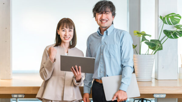 漫画家のアシスタント代は経費になる？勘定科目や外注費・給与の違いを解説